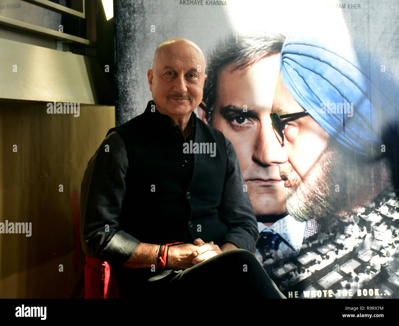 Acteur Anupam Kher, vu au cours de la bande-annonce de lancement prochain drame politique film 'Le premier ministre accidentelle' à PVR, Juhu à Mumbai. Le film est basé sur l'ouvrage éponyme de l'ancien Premier Ministre, M. Manmohan Singh's media advisor Sanjaya Baru. Banque D'Images