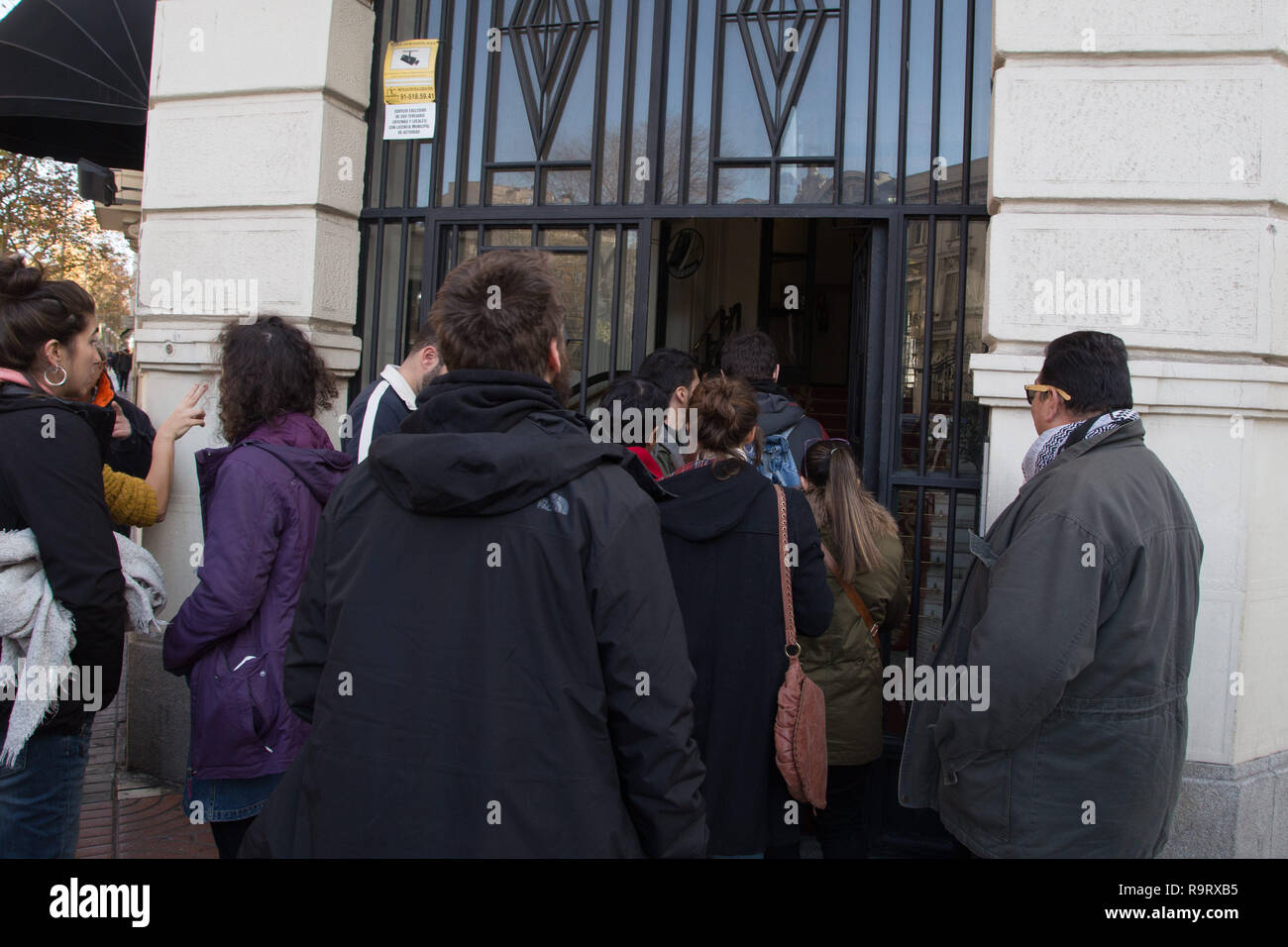 Madrid, Espagne. 28 Dec, 2018. Vu les militants entrant ensemble pour le portail de la Tessa Iberica Bureau de l'avocat pendant la manifestation.cinquante militants de l'Union des locataires de Madrid ont protesté à appuyer sur stop et l'expulsion de Juan de Vera de la maison où il vit par la Tessa Iberica, fonds de placement. Les militants sont allés au quartier général de parler avec l'avocat de l'entreprise. Credit : Lito Lizana SOPA/Images/ZUMA/Alamy Fil Live News Banque D'Images