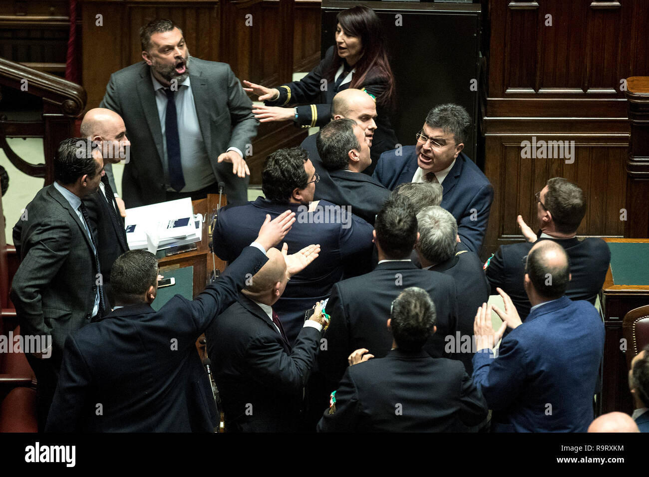 Foto Roberto Monaldo / LaPresse 28-12-2018 Roma Politica Camera dei Deputati - Legge di bilancio Nella foto Emanuele Fiano contro i deputati della Lega Roberto Photo Monaldo / LaPresse 28-12-2018 Rome (Italie) Chambre des Députés - Budget droit dans la photo Emanuele Fiano Banque D'Images