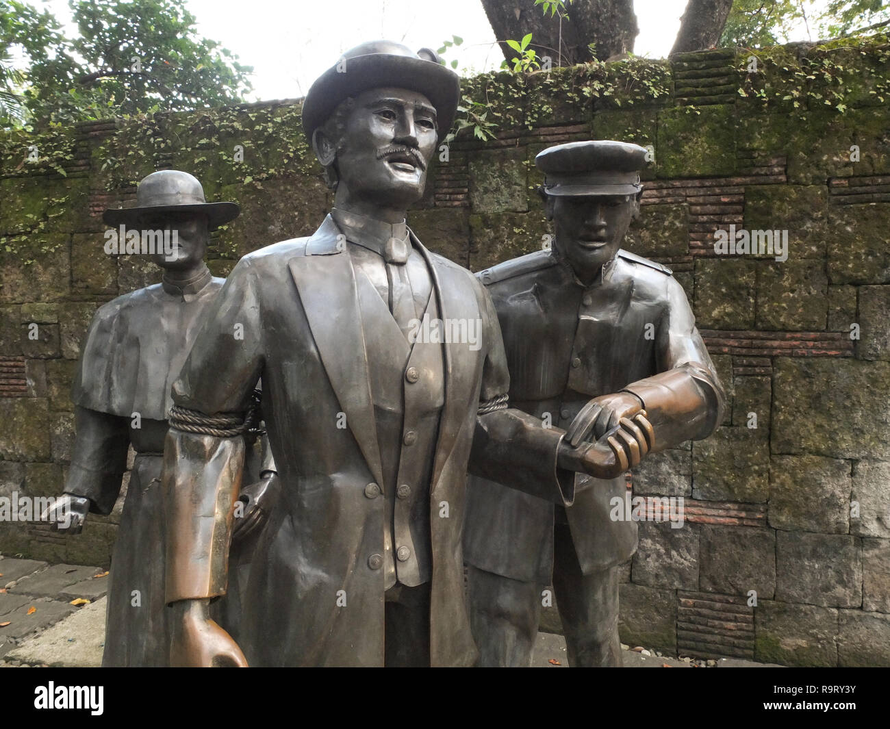 Des statues en bronze de Frère Espagnol, Espagnol soldat et un bras-attaché Dr Jose Rizal. L'exécution du Dr Jose Rizal où vous trouverez des statues en bronze grandeur nature de recréer les derniers moments dramatiques de la vie du héros. Banque D'Images