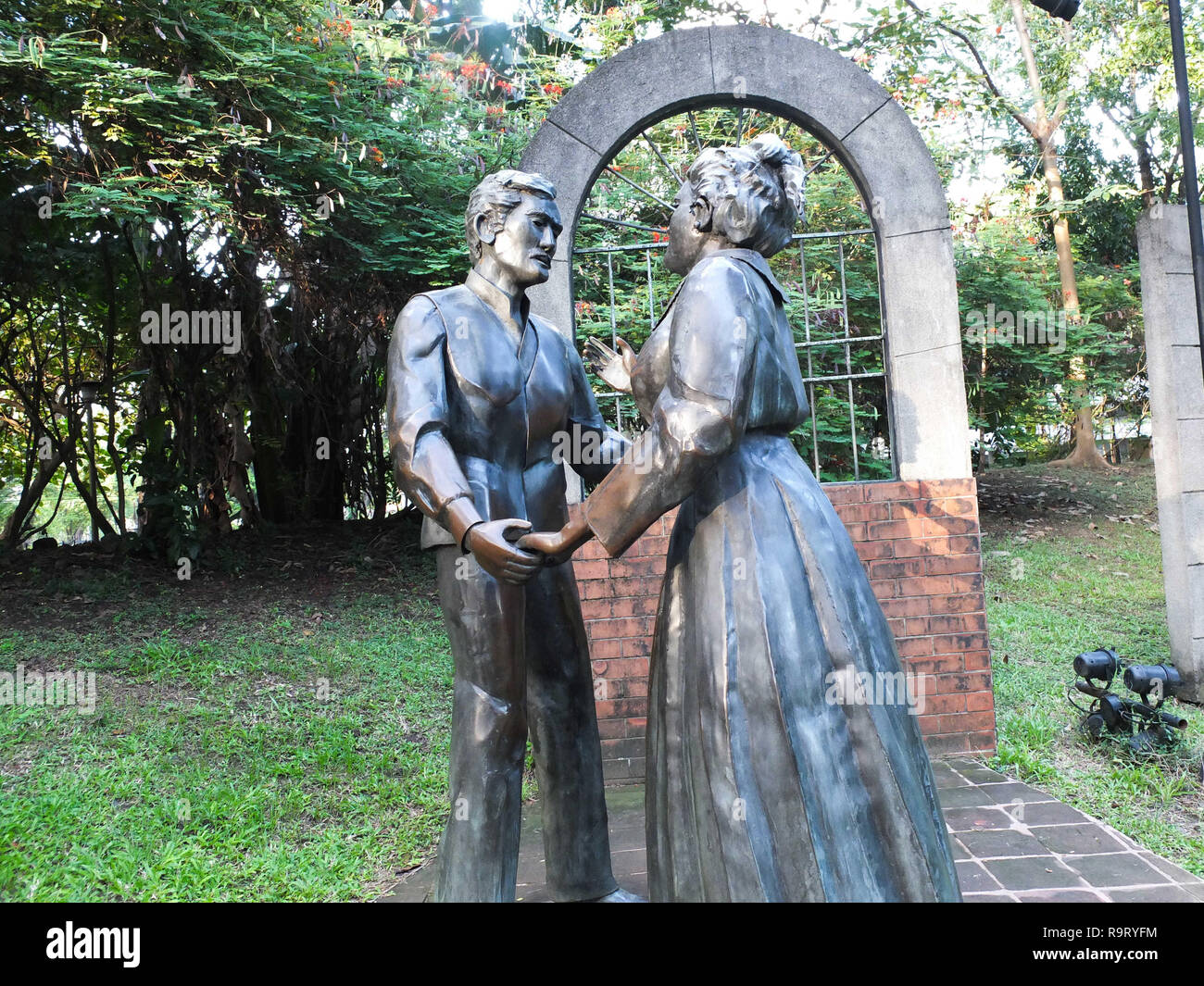 Manille, Philippines. 18 mars, 2012. Des statues en bronze du Dr Jose Rizal et sa petite amie, Joséphine Bracken.L'exécution de l'emplacement de Dr Jose Rizal où vous trouverez des statues en bronze grandeur nature de recréer les derniers moments dramatiques de la vie du héros. Credit : Josefiel Rivera SOPA/Images/ZUMA/Alamy Fil Live News Banque D'Images