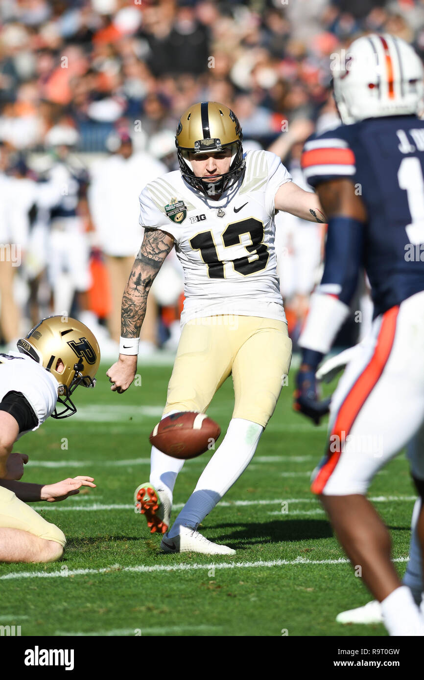 Nashville. 28 Dec, 2018. Kicker Purdue Spencer Evans (13) un point supplémentaire pendant le jeu entre les Purdue Boilermakers et l'Auburn Tigers dans la ville Musique Franklin American Mortgage Bowl chez Nissan Stadium à Nashville. TN. Thomas McEwen/CSM/Alamy Live News Banque D'Images