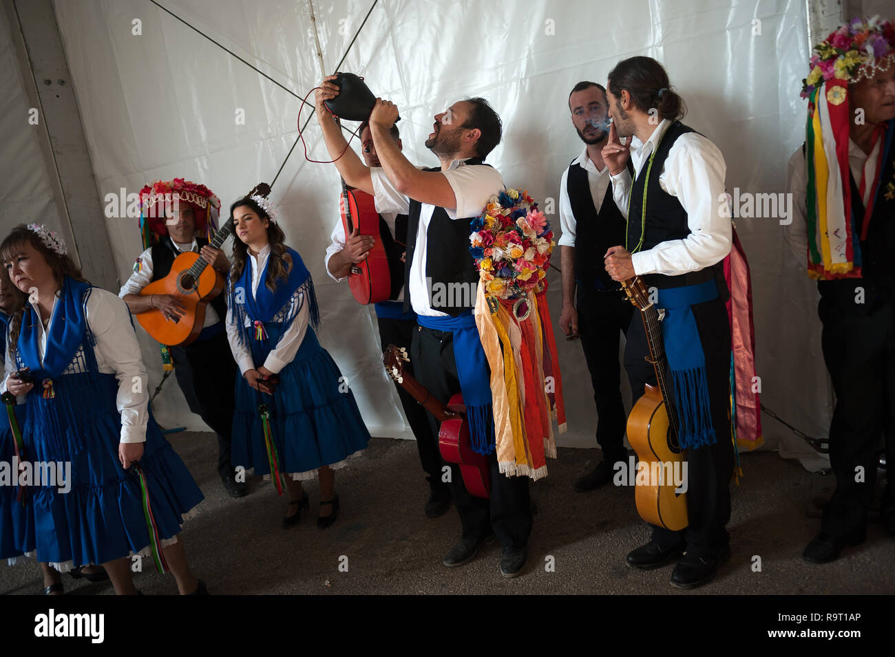 Un homme habillé en costume traditionnel est considéré de boire avant de  prendre part à la 57e édition du concours de Danse Flamenco Verdiales à  Malaga. Les Verdiales célébration est un important