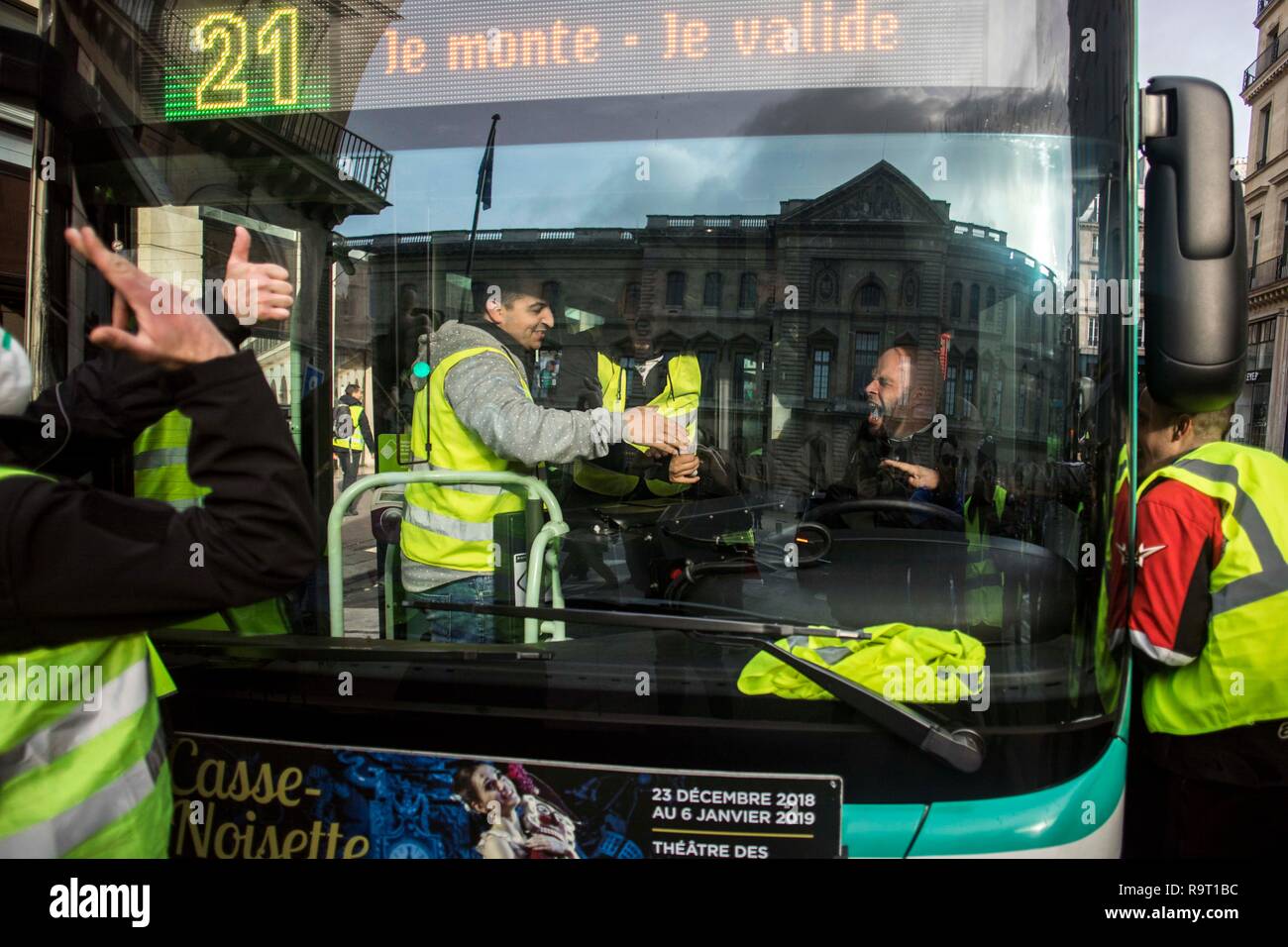 Chauffeur de bus vu serrer la main de jaune les protestataires à montrer  son soutien au mouvement pendant la manifestation. Gilet jaune les  manifestants ont parcouru les rues de Paris un autre