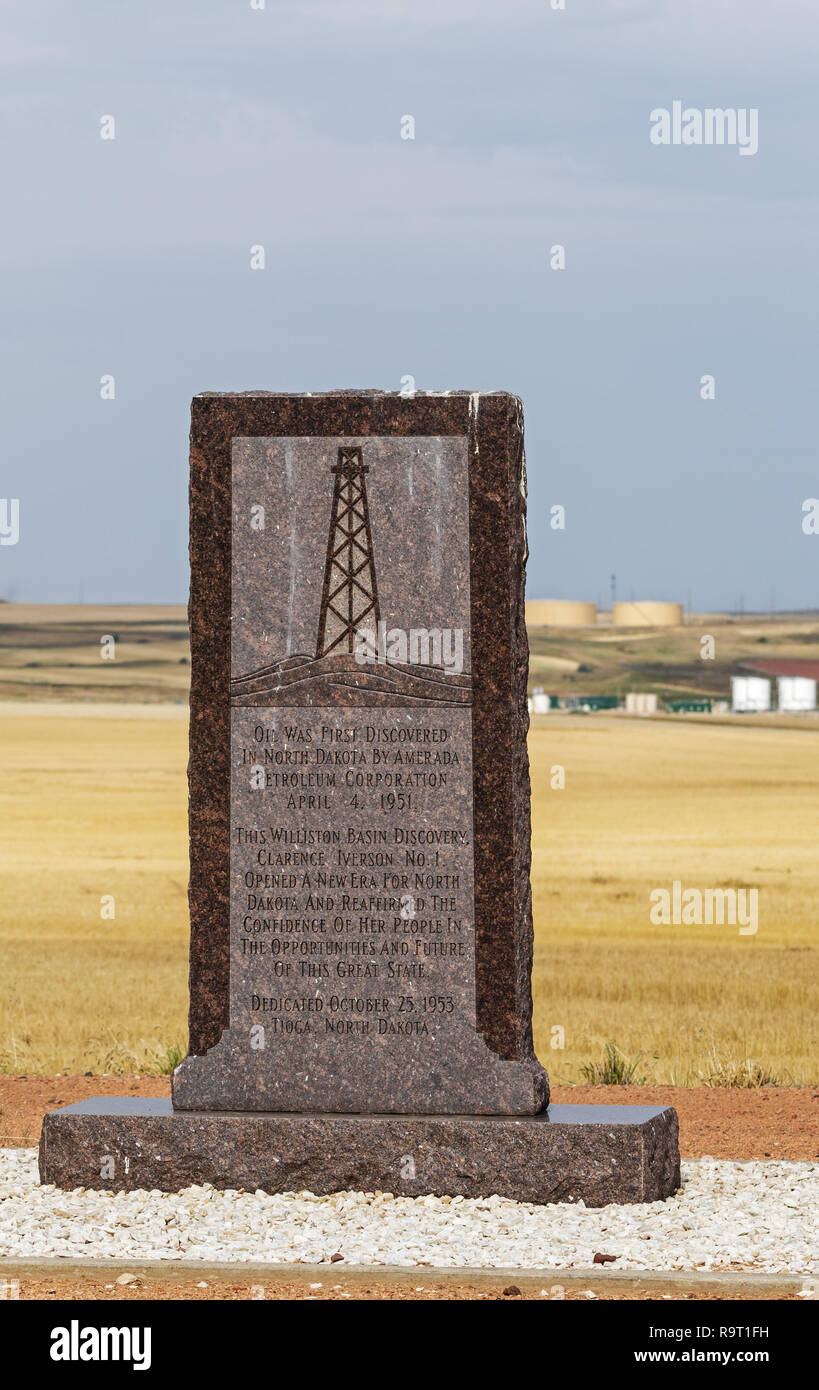 Tioga, Dakota du Nord, USA. Sep 8, 2018. Un monument situé près de Tioga indiquant le Nord Dakota du premier puits de pétrole. On a découvert du pétrole dans le bassin de Williston en 1951. Dans la distance est un réservoir de stockage d'huile ferme. Credit : Bayne Stanley/ZUMA/Alamy Fil Live News Banque D'Images