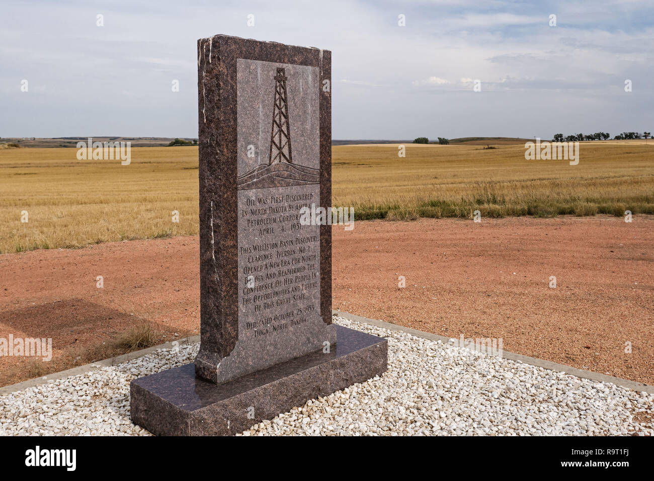 Tioga, Dakota du Nord, USA. Sep 8, 2018. Un monument situé près de Tioga indiquant le Nord Dakota du premier puits de pétrole. On a découvert du pétrole dans le bassin de Williston en 1951. Credit : Bayne Stanley/ZUMA/Alamy Fil Live News Banque D'Images