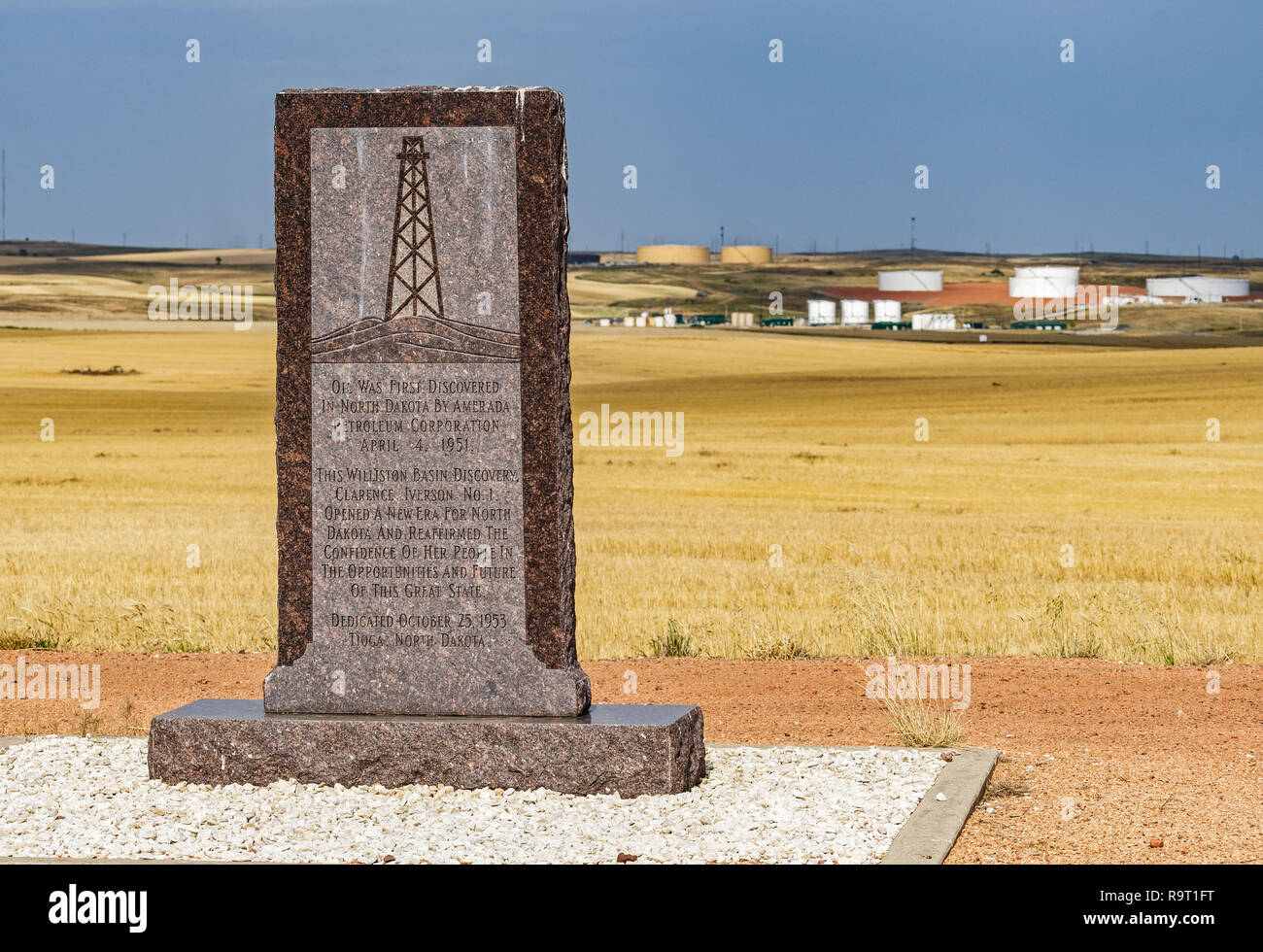 Tioga, Dakota du Nord, USA. Sep 8, 2018. Un monument situé près de Tioga indiquant le Nord Dakota du premier puits de pétrole. On a découvert du pétrole dans le bassin de Williston en 1951. Dans la distance est un réservoir de stockage d'huile ferme. Credit : Bayne Stanley/ZUMA/Alamy Fil Live News Banque D'Images