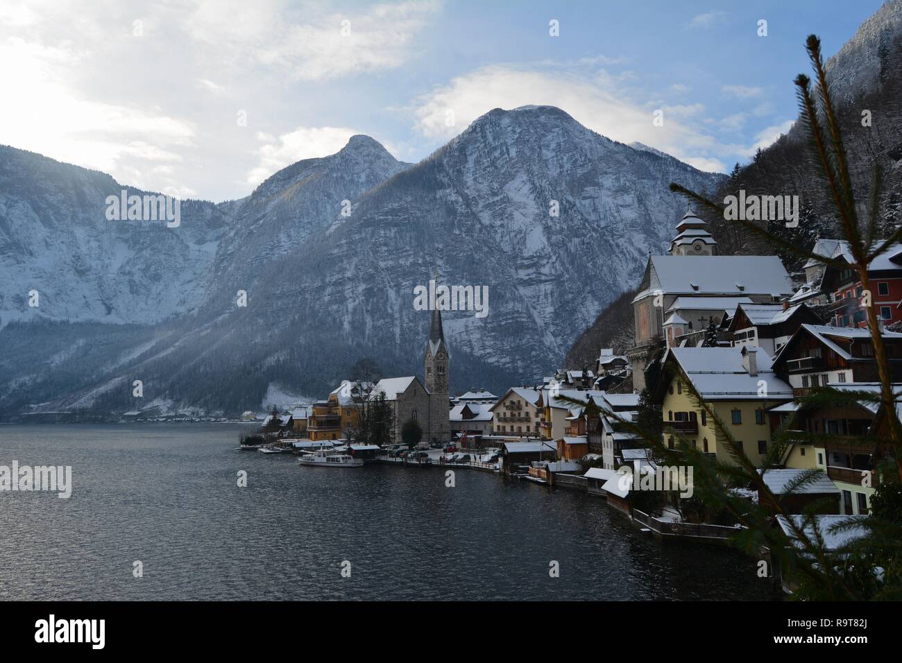 Snowy Hallstatt, Autriche. Vue depuis le lac. Banque D'Images