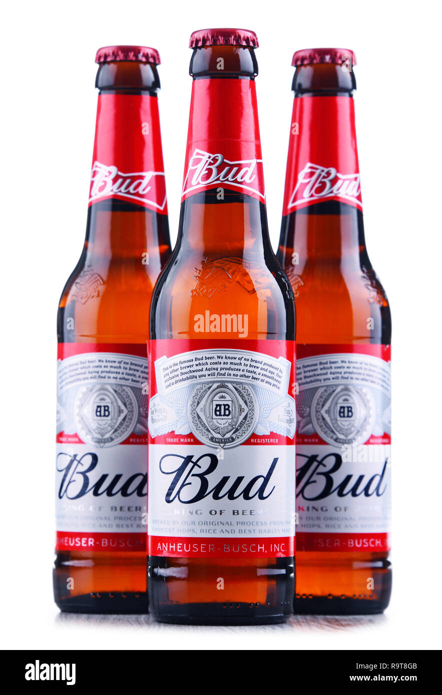 POZNAN, POL - 3 mai 2018 : bouteilles de bière Bud, d'une pale lager produite par Anheuser-Busch, présente à Saint Louis, Missouri, en 1876. Banque D'Images