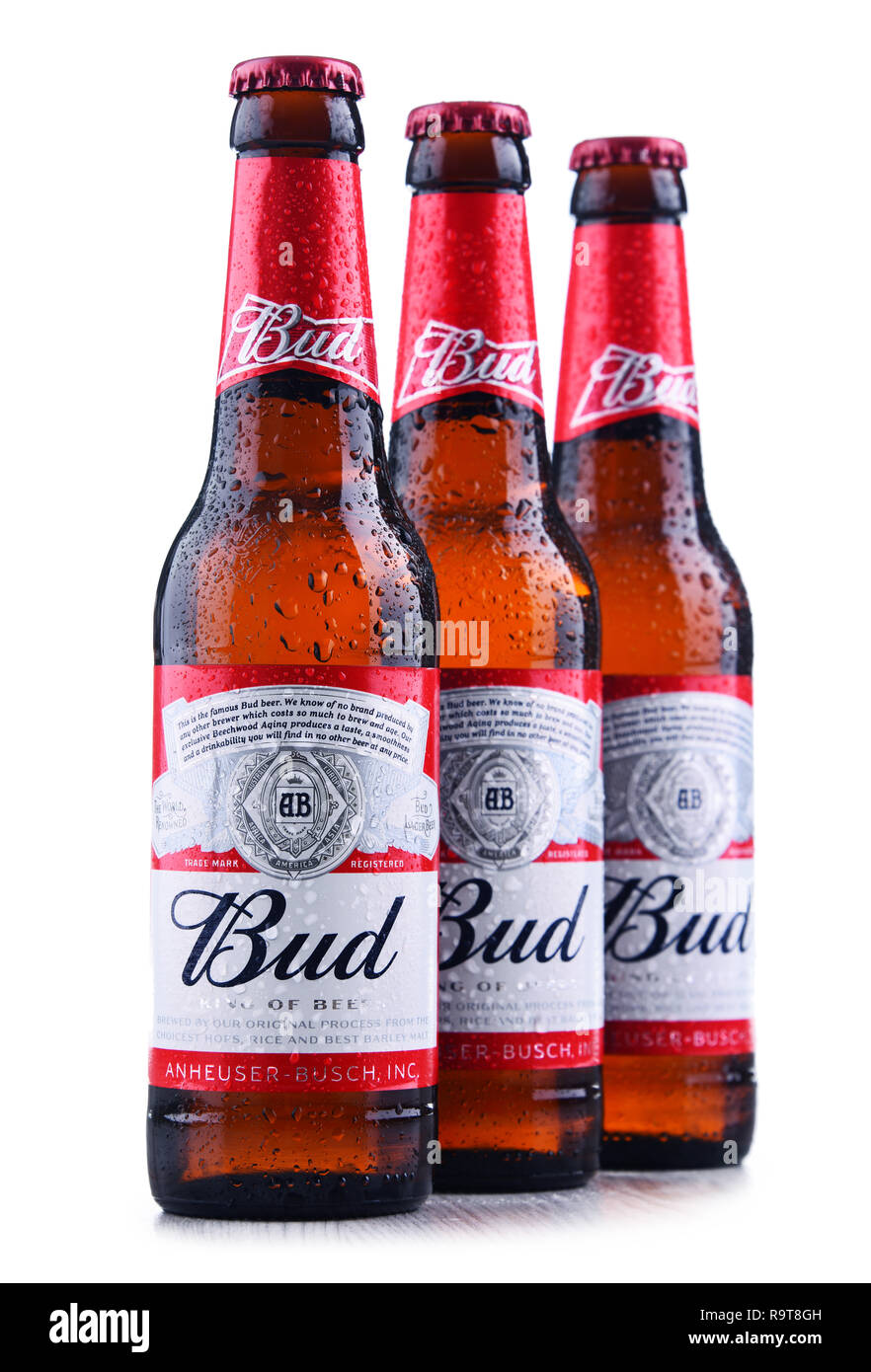 POZNAN, POL - 3 mai 2018 : bouteilles de bière Bud, d'une pale lager produite par Anheuser-Busch, présente à Saint Louis, Missouri, en 1876. Banque D'Images