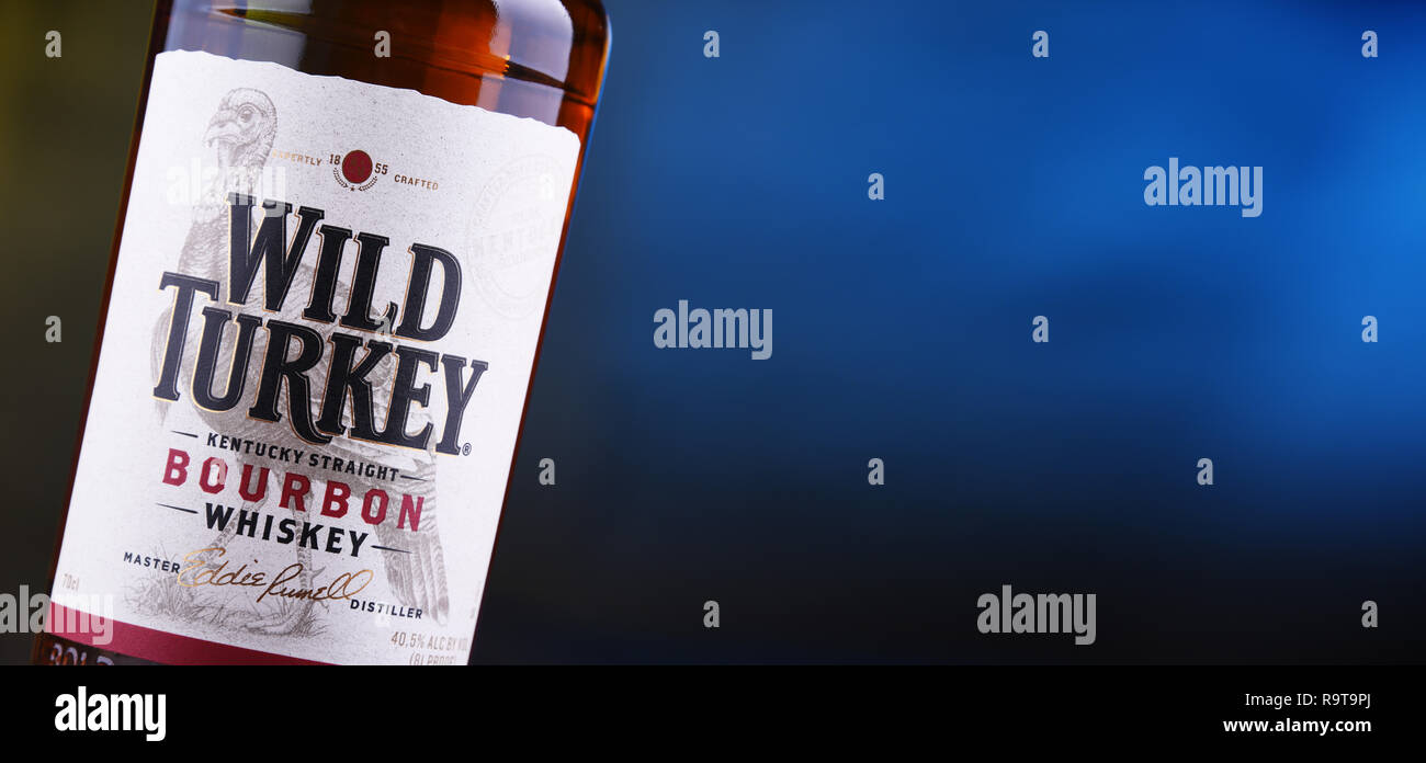 POZNAN, POL - 12 déc 2018 : Bouteille de Wild Turkey, une marque de Kentucky Straight Bourbon whiskey produit par la division de l'Austin Nichols de Campari Gro Banque D'Images