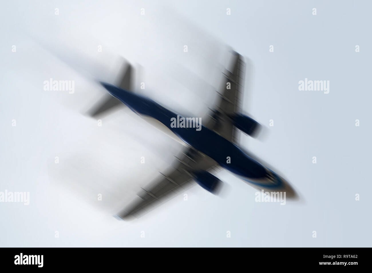 Avec l'explosion des avions volant à aero engine juste avant l'accident d'avion dans le ciel et la motion. Avion avec des problèmes : Concept - Blurred motion. Banque D'Images