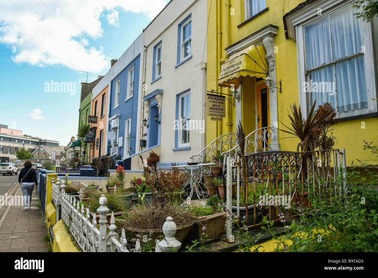 TENBY, Pembrokeshire, Pays de Galles - AOÛT 2018 : rangée de maisons d'hôtes offrant un hébergement de type bed & breakfast dans la ville balnéaire de Tenby dans l'ouest du pays de Galles. Banque D'Images