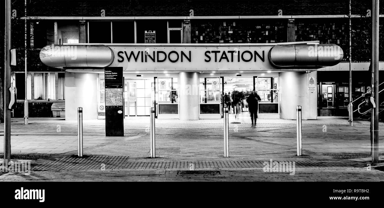 SWINDON, Royaume-Uni - 27 décembre 2018 : La gare de Swindon dans le Wiltshire de nuit avec light trails Banque D'Images