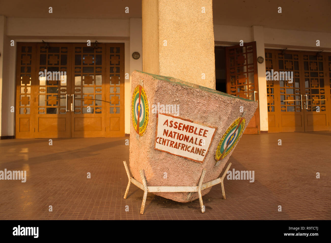 D'une poubelle à l'extérieur de l'entrée principale de l'Assemblée nationale à Bangui, République centrafricaine Banque D'Images
