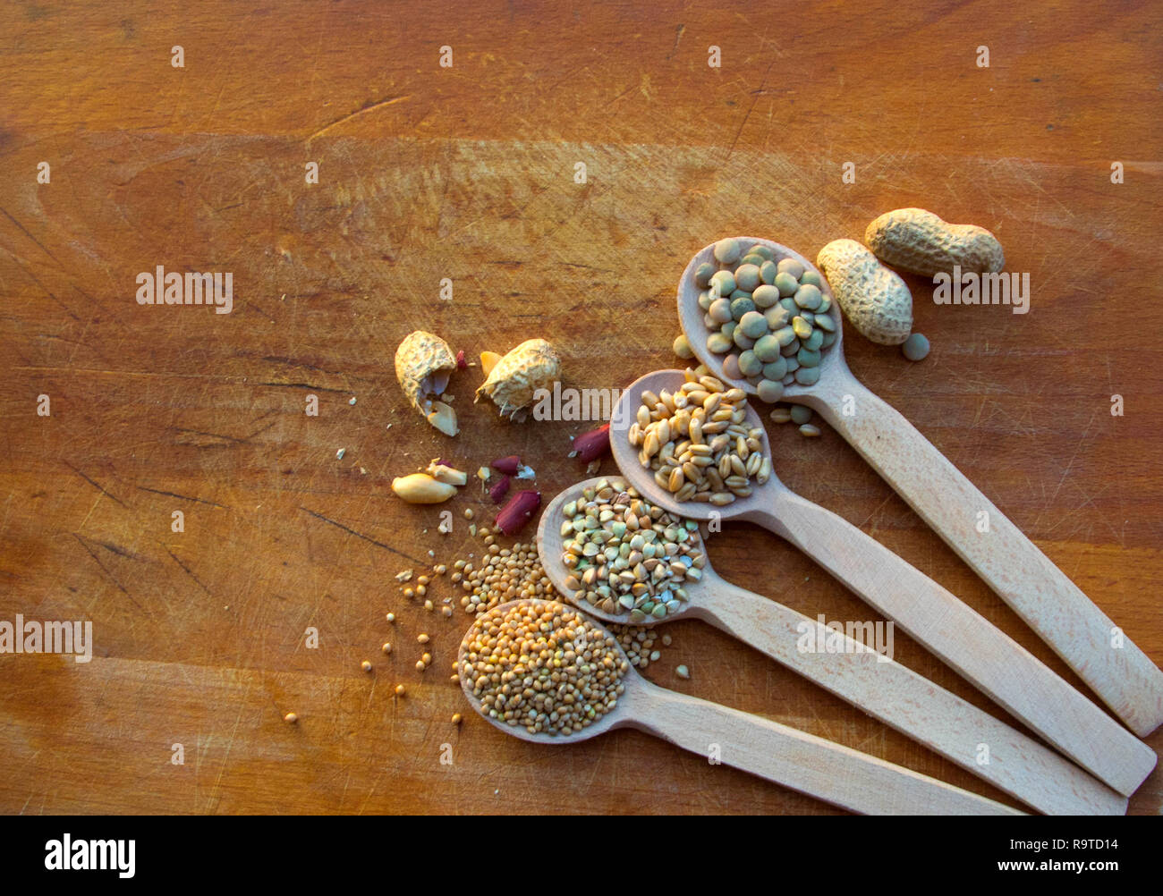 Superfood, graines utiles dans les cuillères en bois sur backgrounde Banque D'Images