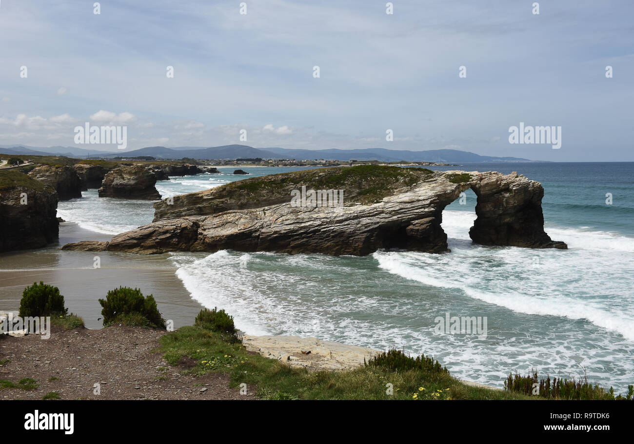 Rock formation à comme Catedrais beach 'plage des Cathédrales' ou Praia de Augas Santas dans la province de Lugo, sur la côte cantabrique, près de Ribadeo. Banque D'Images