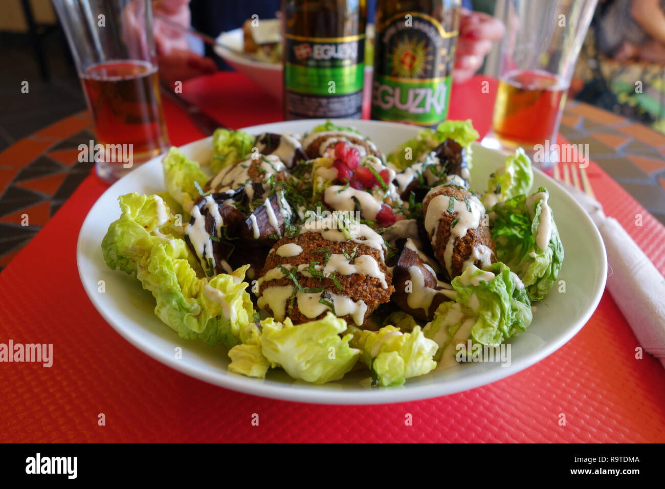 Les aliments biologiques salade de falafel à Tikki Bar à Capbreton France Banque D'Images