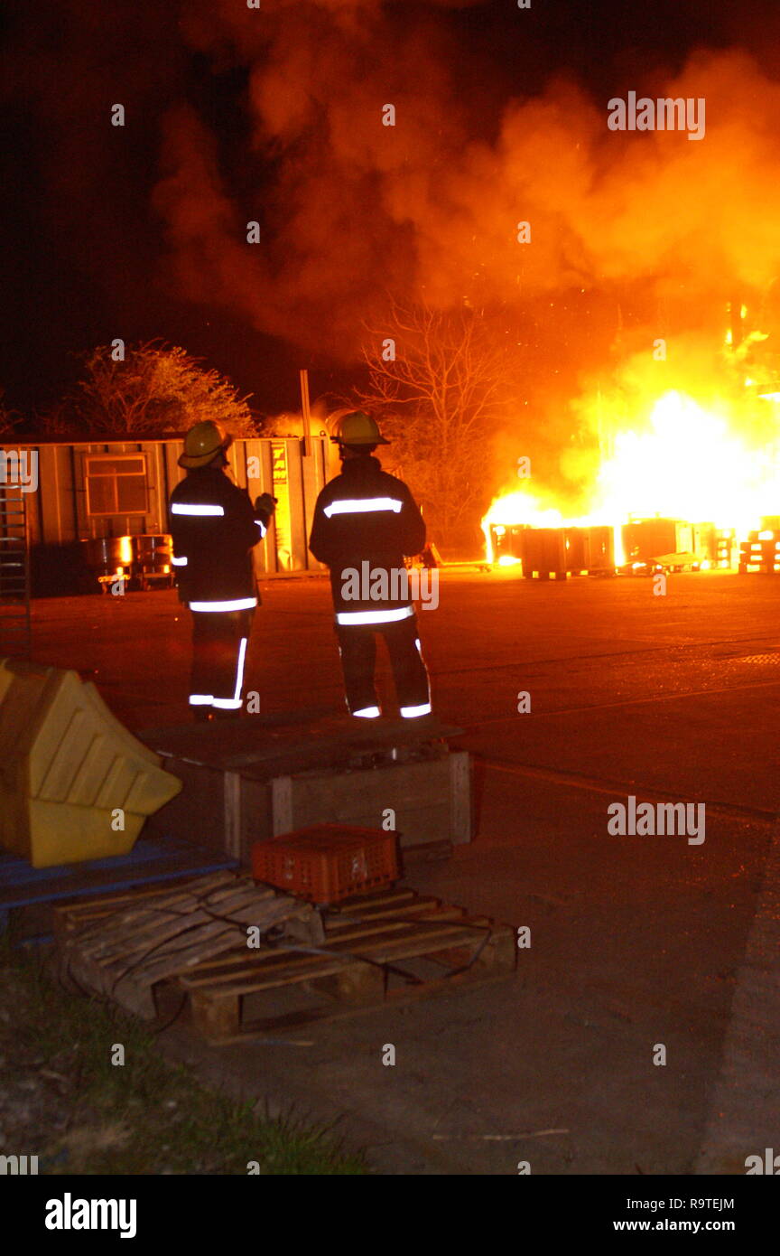 Les pompiers à l'incendie et d'explosion industrielle Banque D'Images