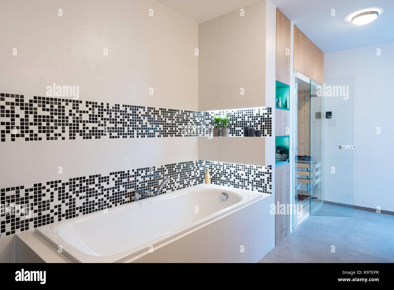 Petite cabine de sauna dans la salle de bains de chambre moderne Banque D'Images