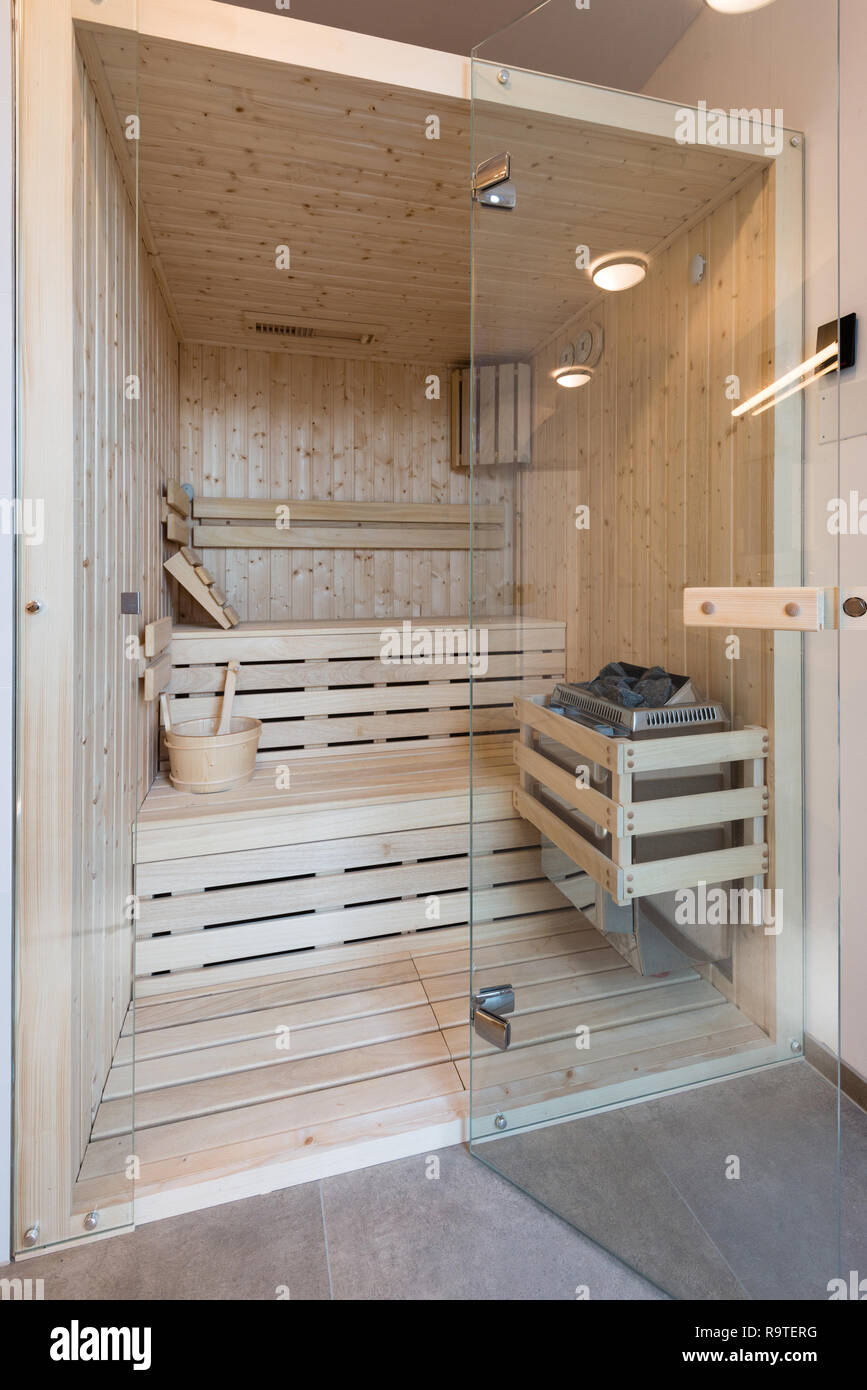 Petite cabine de sauna dans la salle de bains de chambre moderne Banque D'Images