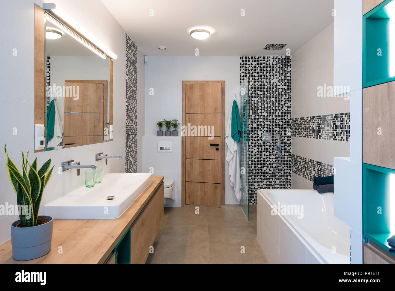 Inteior de salle de bain moderne avec douche Banque D'Images