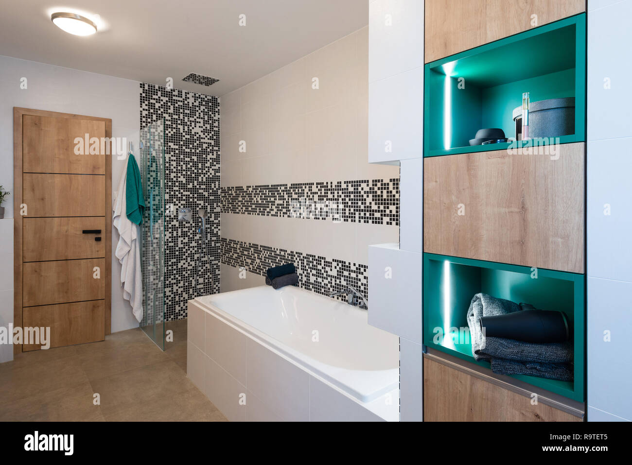 Intérieur de salle de bains moderne avec baignoire et douche Banque D'Images