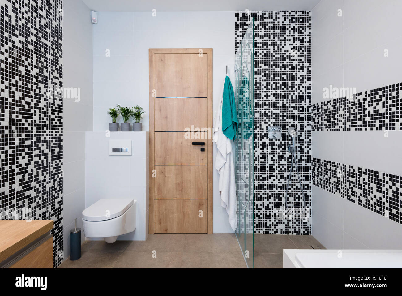 Inteior de salle de bain moderne avec douche Banque D'Images