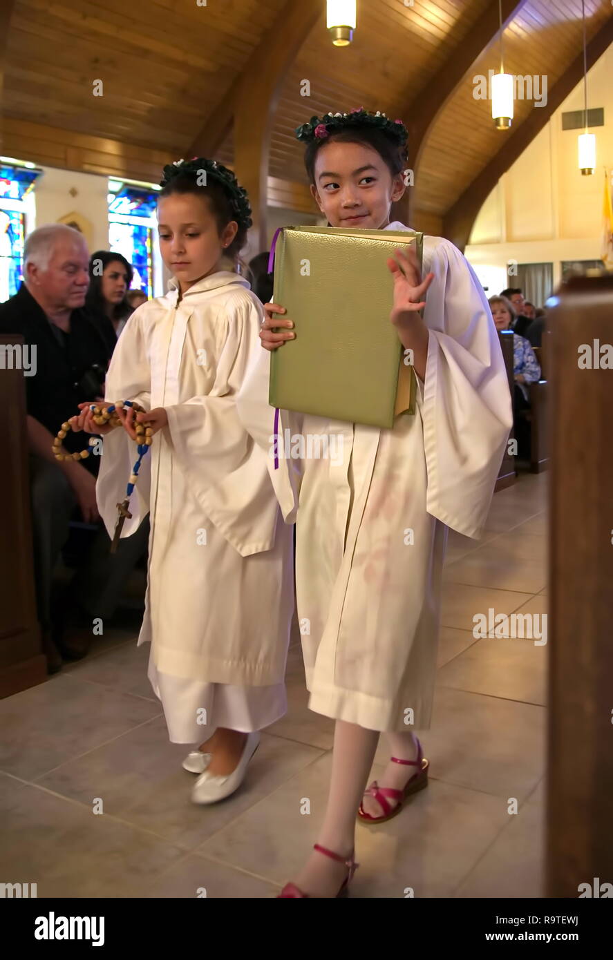 Middletown, CT USA. Mai 2009. Catholique jeune fille qui marche vers l'autel pour faire la première lecture à la célébration de la Première Communion. Banque D'Images