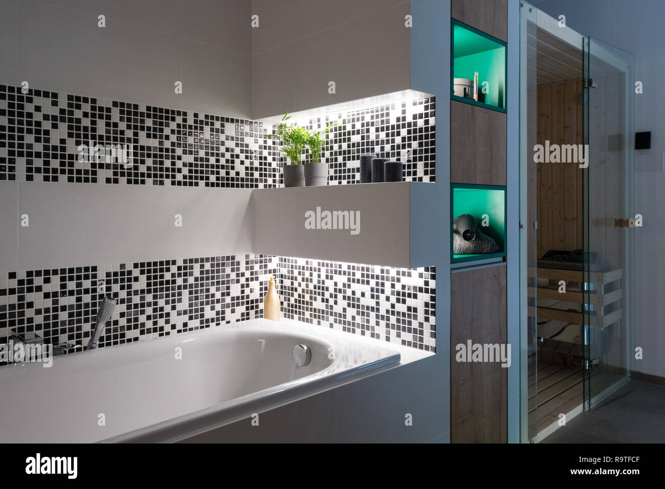 Salle de bain de maison moderne avec baignoire et petite cabine de sauna Banque D'Images