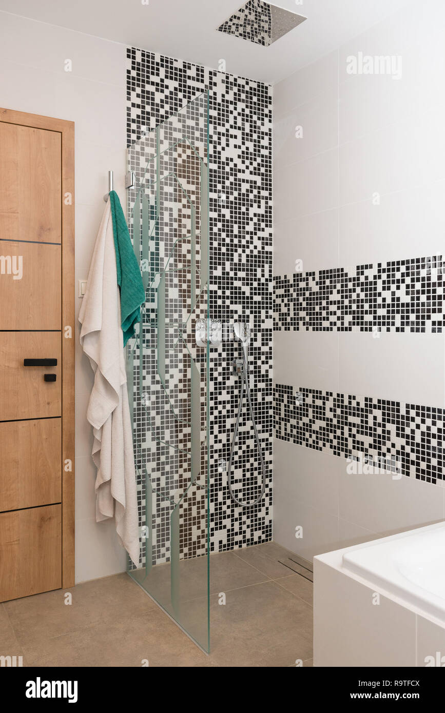 Inteior de salle de bain moderne avec douche Banque D'Images