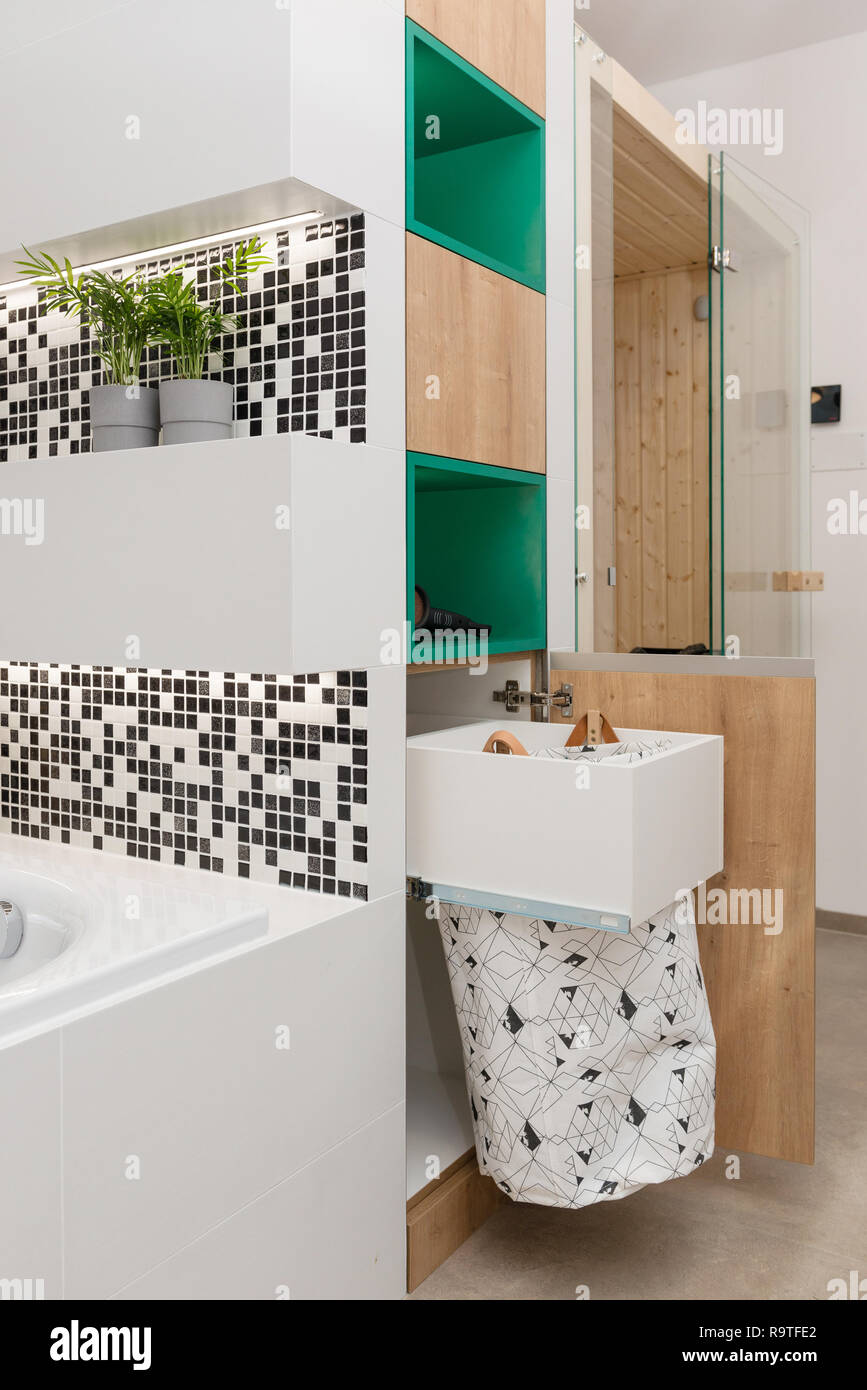 Sac à linge en bois d'une salle de bains moderne Banque D'Images