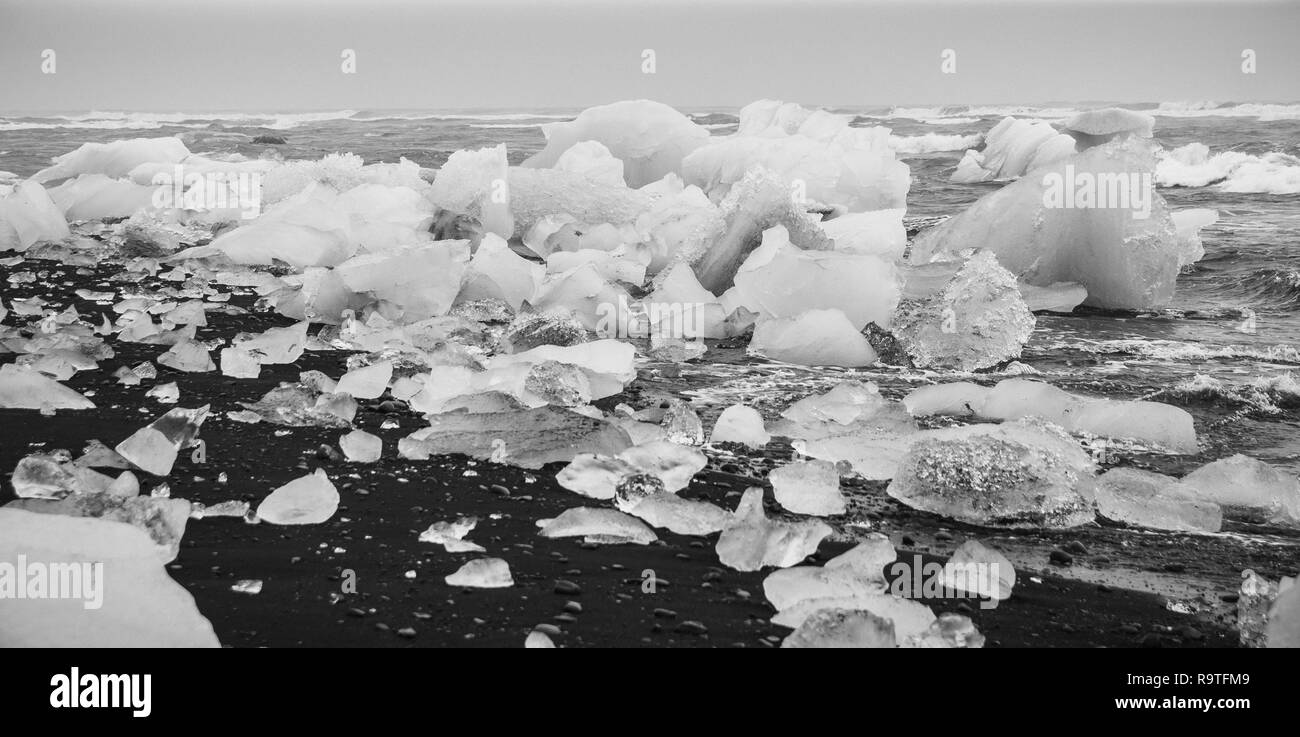 Blocs D'icebergs Sur La Plage De Sable Noir Banque d'image et photos — free download