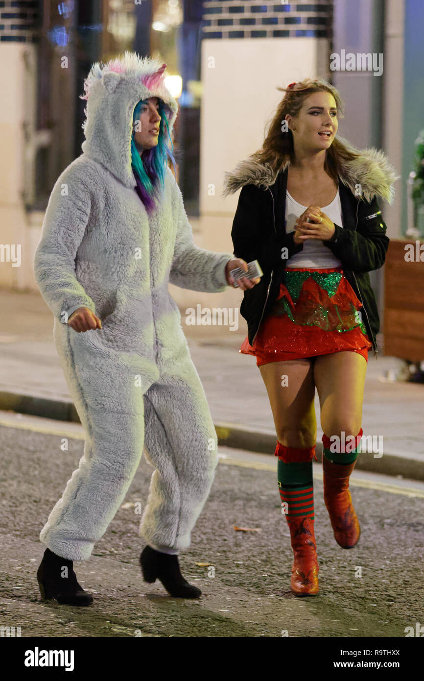 Sur la photo : Deux jeunes femmes en robes de fête. Vendredi 14 Décembre 2018 Re : Vent de fêtards Street, Swansea, Pays de Galles, Royaume-Uni. Banque D'Images