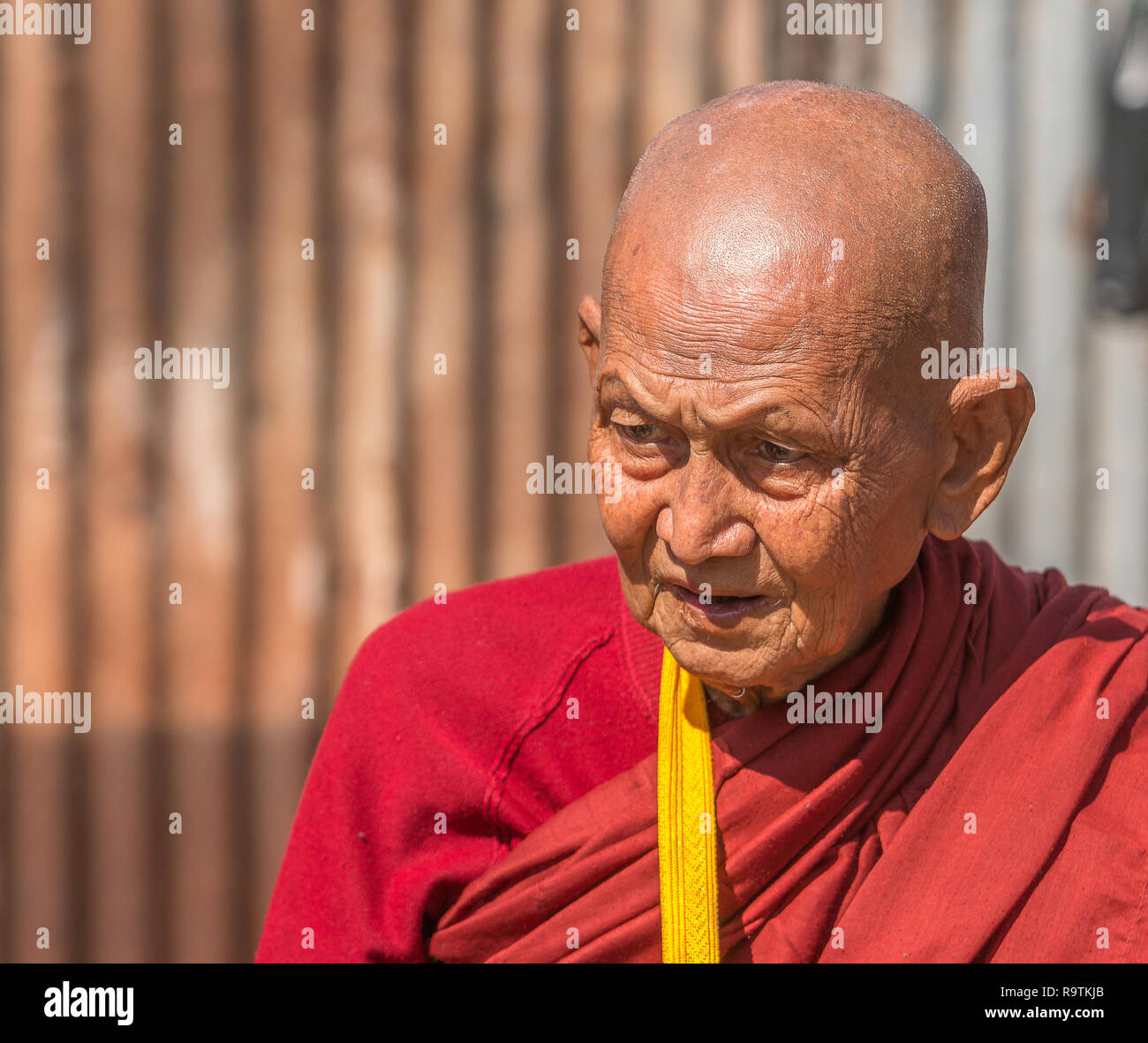 Moine bouddhiste au marché du Myanmar Banque D'Images