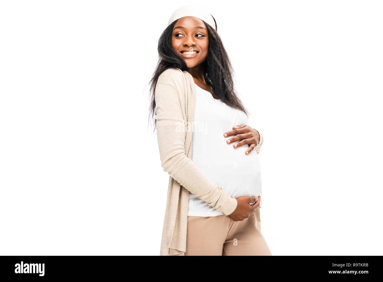 Belle african american pregnant woman holding les mains sur le ventre et à l'écart isolated on white Banque D'Images