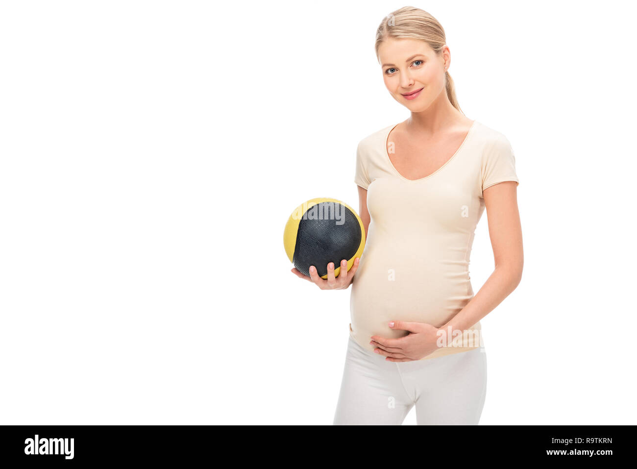 Femmes enceintes blond woman holding ball dans la main droite isolated on white Banque D'Images