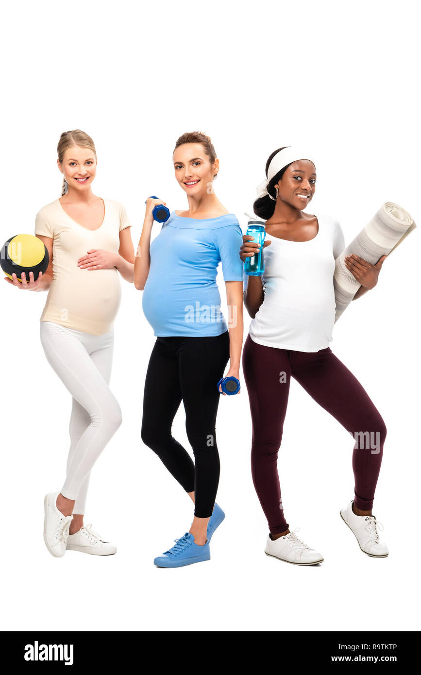 Trois femmes enceintes souriant soutenir un mode de vie sain avec haltères isolated on white Banque D'Images
