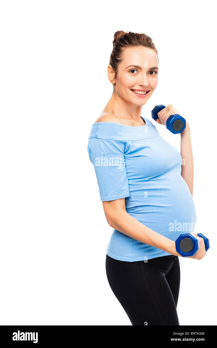 Brune enceinte woman holding dumbbells isolated on white Banque D'Images