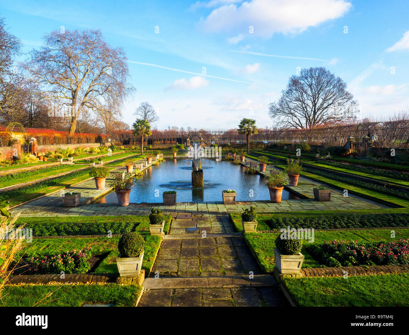 Bassin de jardin en contrebas Jardin Kensington - Londres, Angleterre Banque D'Images