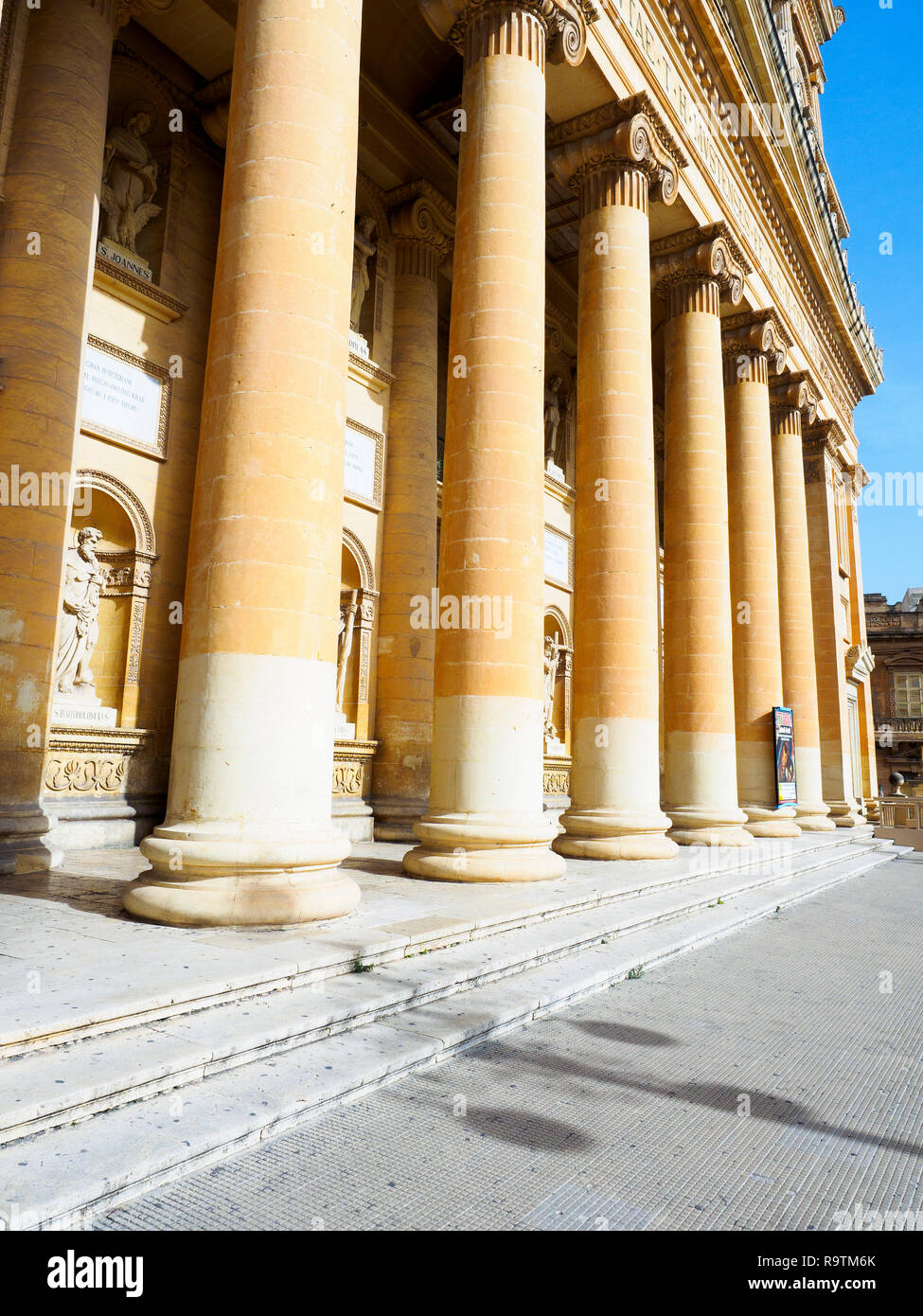 Colonnade de St Marija Assunta Church - Mosta, Malte Banque D'Images
