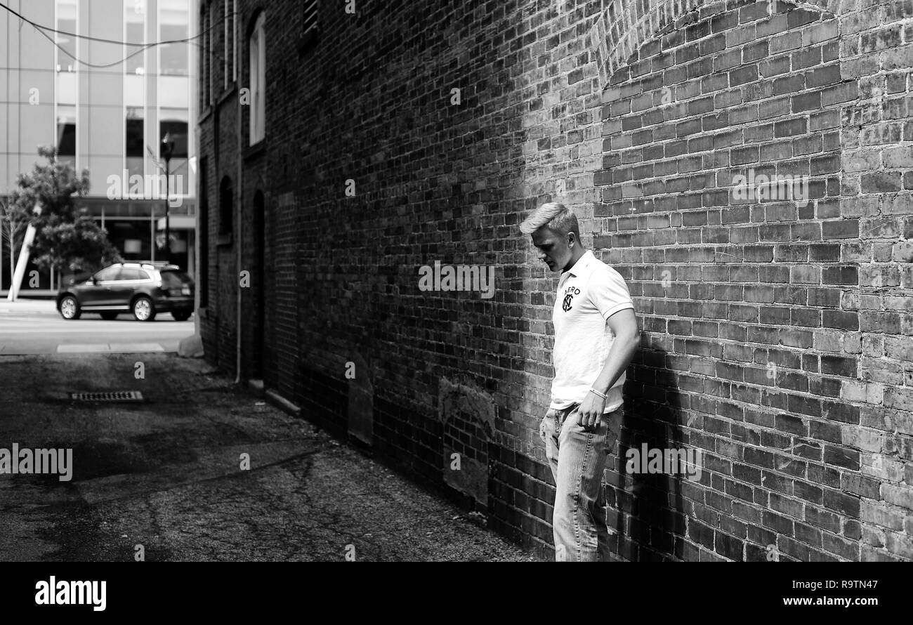 Seul dans une ruelle Banque de photographies et d’images à haute ...