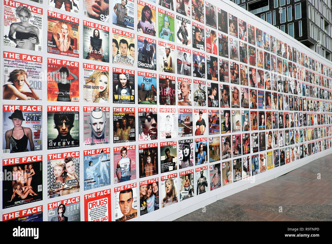 L'exposition de couverture du magazine D'ARCHIVES FACE COUVRE à Lewis Cubitt Square près de Coal Drops Yard Area de Kings Cross London NC1 UK KATHY DEWITT Banque D'Images
