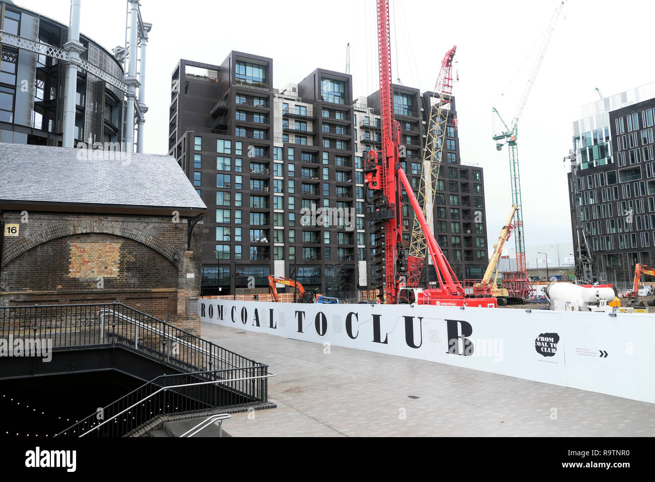 Appartements en construction à Lewis Cubitt Square et le charbon tombe dans la zone de réaménagement de Kings Cross Londres de NC1 England UK KATHY DEWITT Banque D'Images