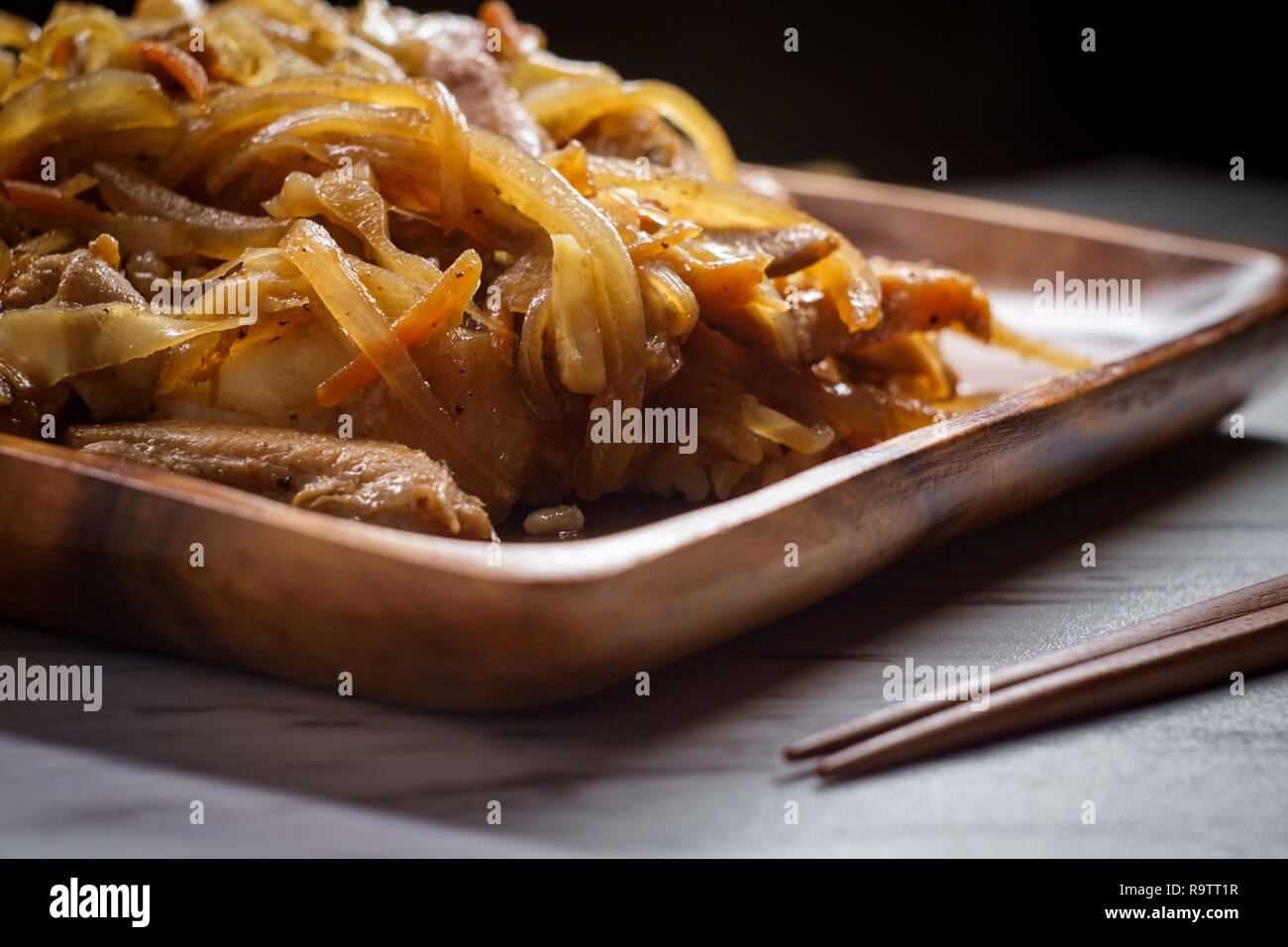 Sauté de poulet coréen authentique bokkeum avec carottes et oignons grillés chou Banque D'Images