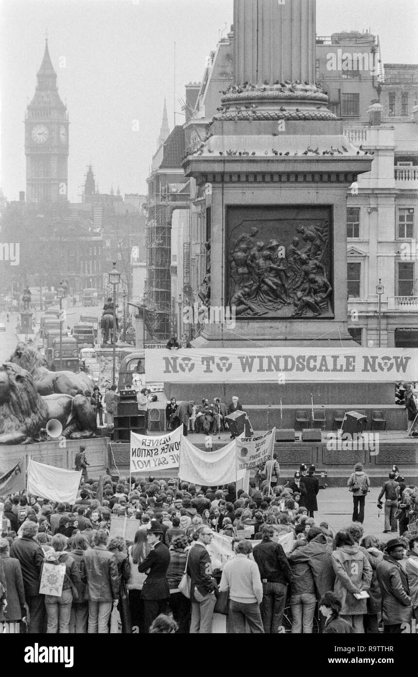 Londres, Angleterre, le 29 avril,1978. Une grande manifestation de protestation et a eu lieu à Trafalgar Square à Londres, contre la construction de la centrale nucléaire de Windscale. Il a été organisé par Les Amis de la Terre. Banque D'Images