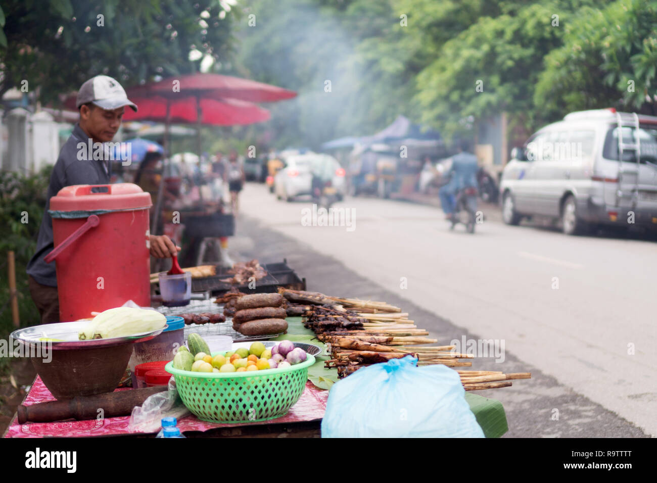 Luang Prabang Street Food la vente de viandes grillées sur un bâton et d'autres aliments traditionnels locaux, Laos Banque D'Images