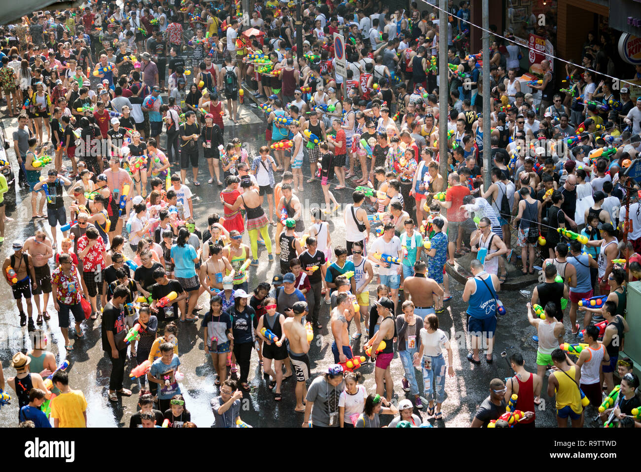 Watergun lutte à Songkran Festival de l'eau à Bangkok, Thaïlande Banque D'Images