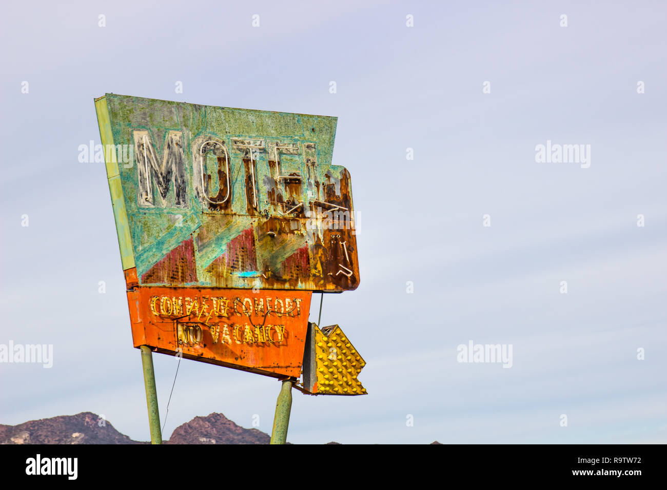 Old Rusty Motel Sign avec néon cassé Banque D'Images