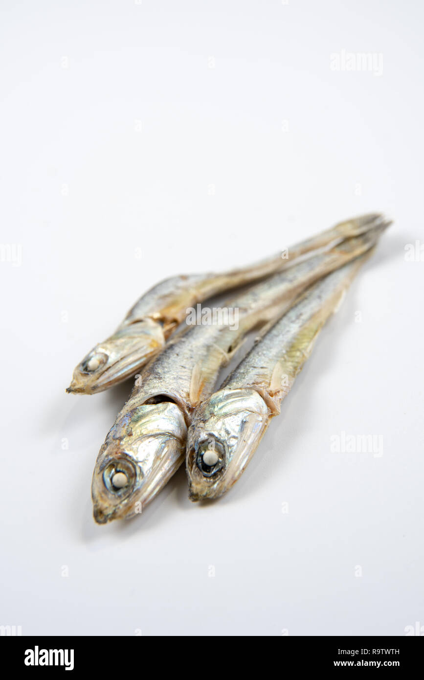 Anchois séchés utilisés dans la cuisine coréenne. Isolé sur fond blanc. Banque D'Images